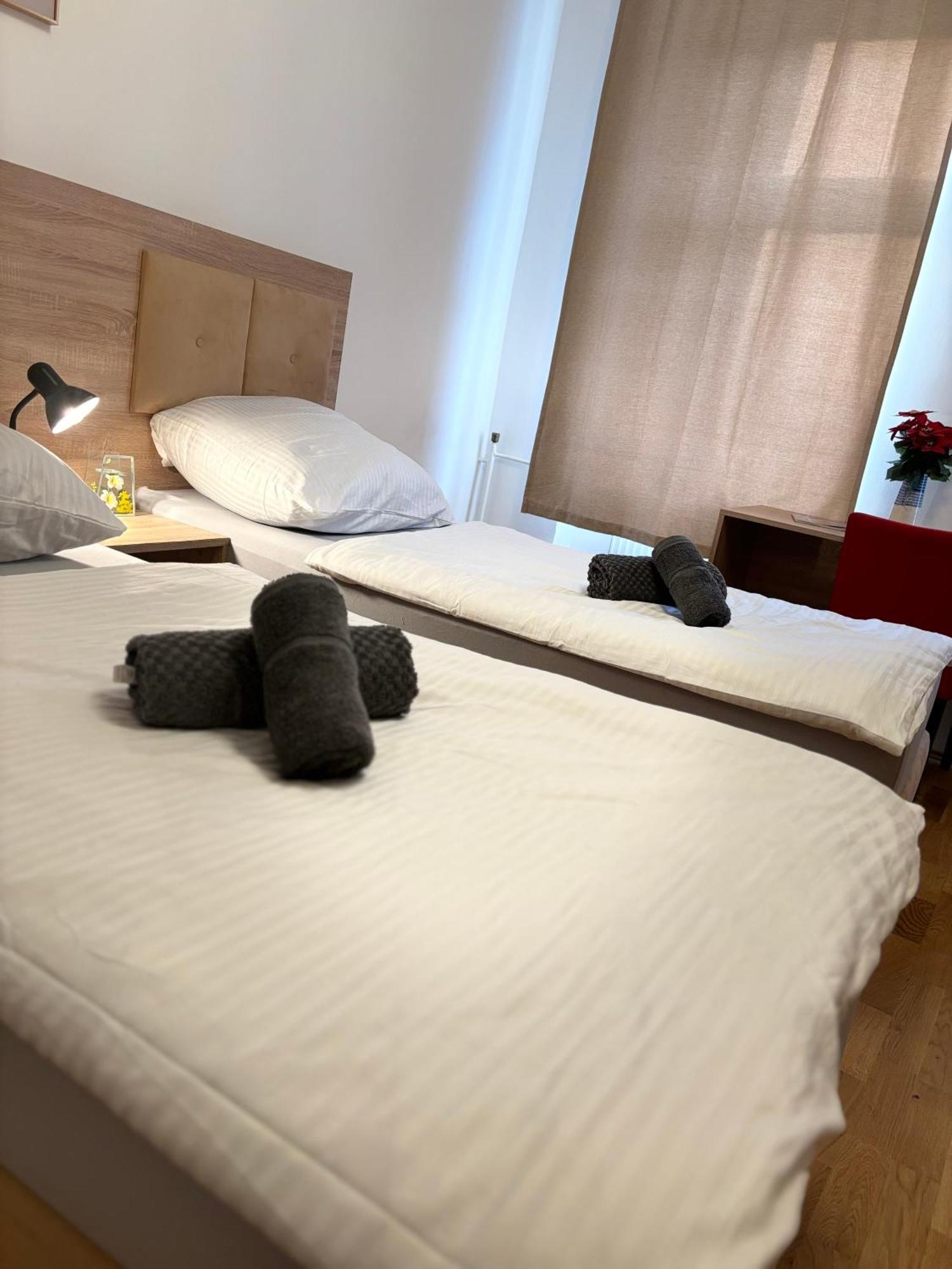 Default 1170 Hotel Wina Bagian luar foto